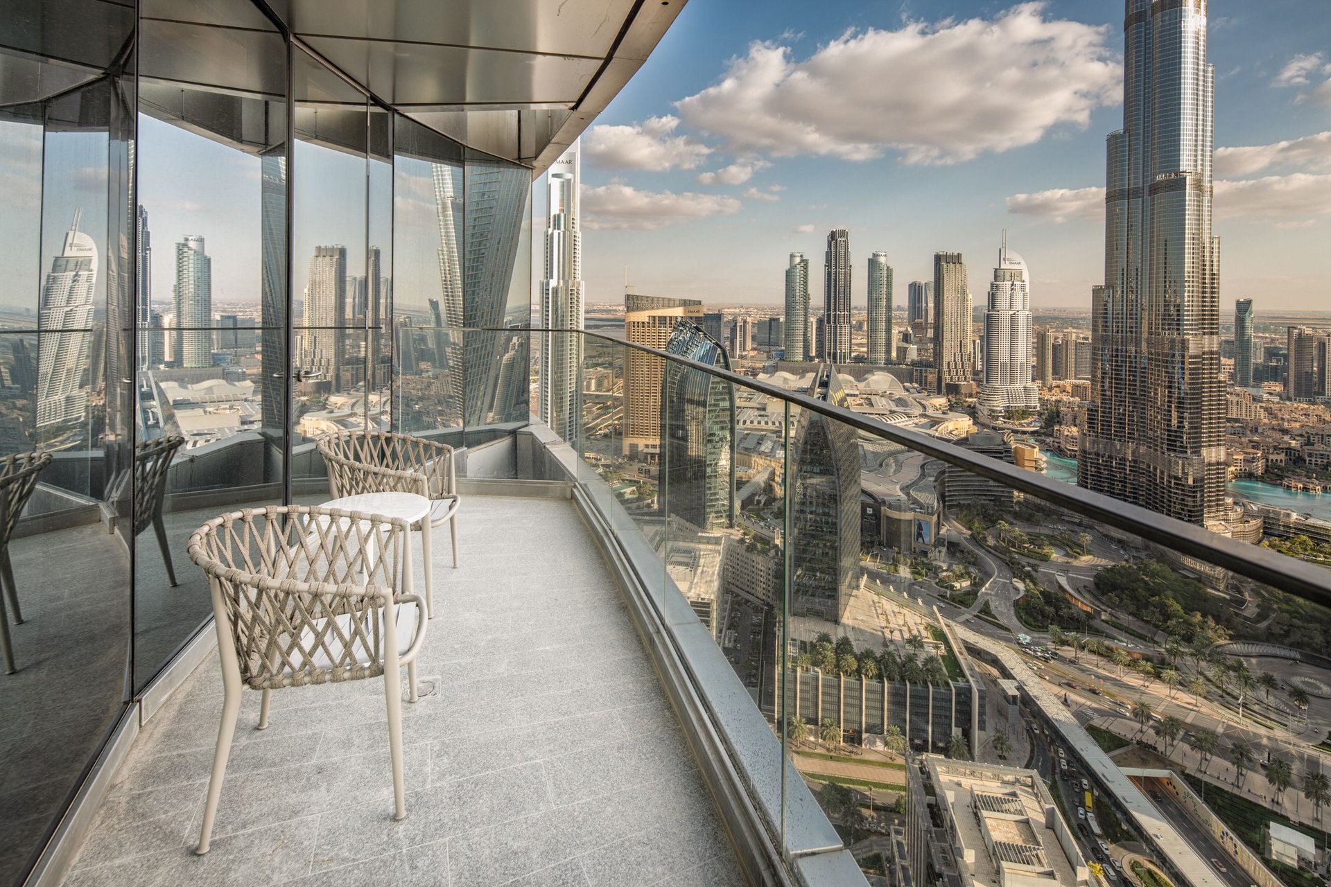Modern &amp; Stylish Apartment with Burj Khalifa Views in Downtown Dubai, picture 1
