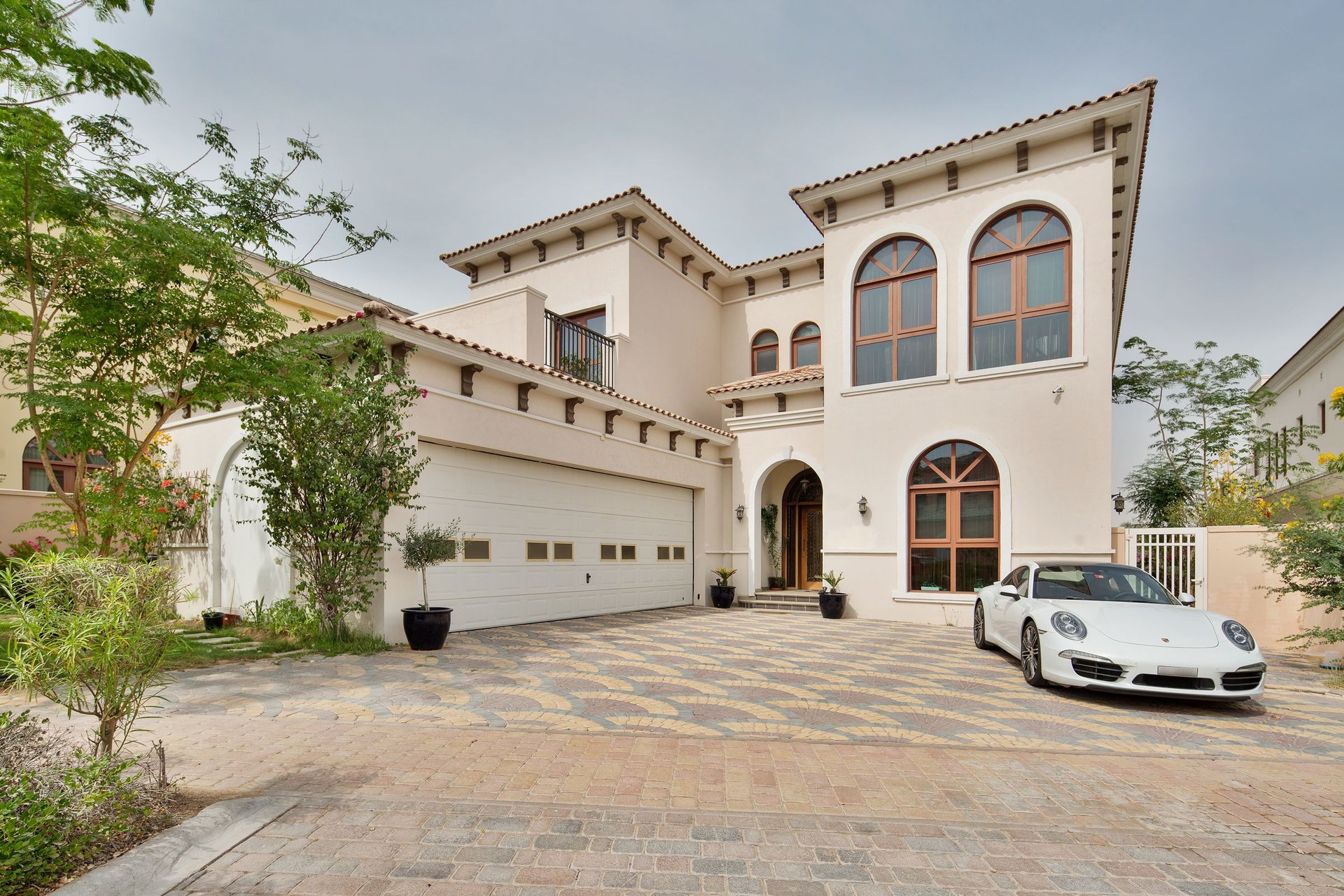 Vacant Luxury Villa With Lake Views, picture 1