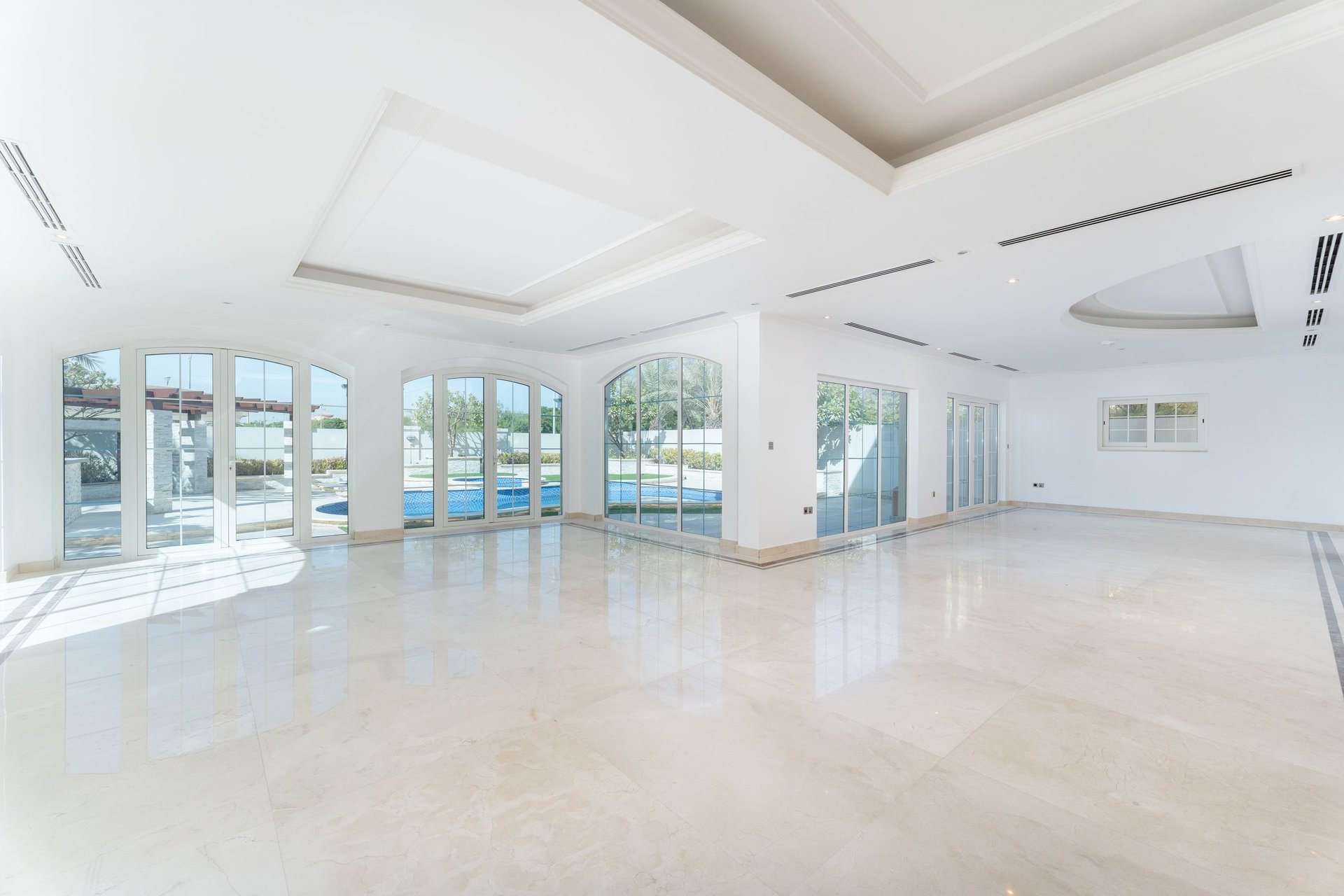 Upgraded and Vacant Luxury Legacy Villa in Jumeirah Park, picture 1