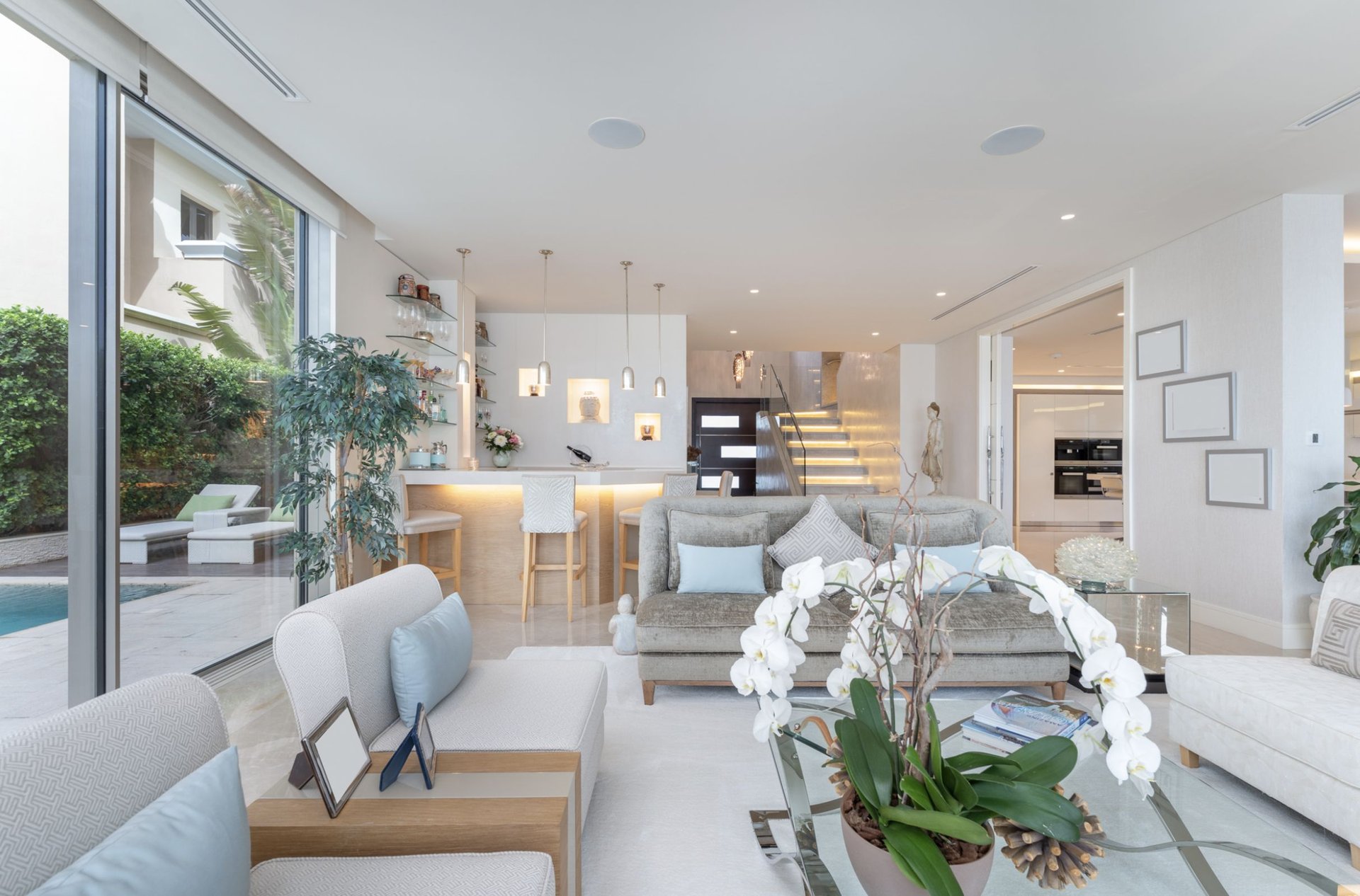 Stunning Beachfront Villa with Pool on Palm Jumeirah, picture 1