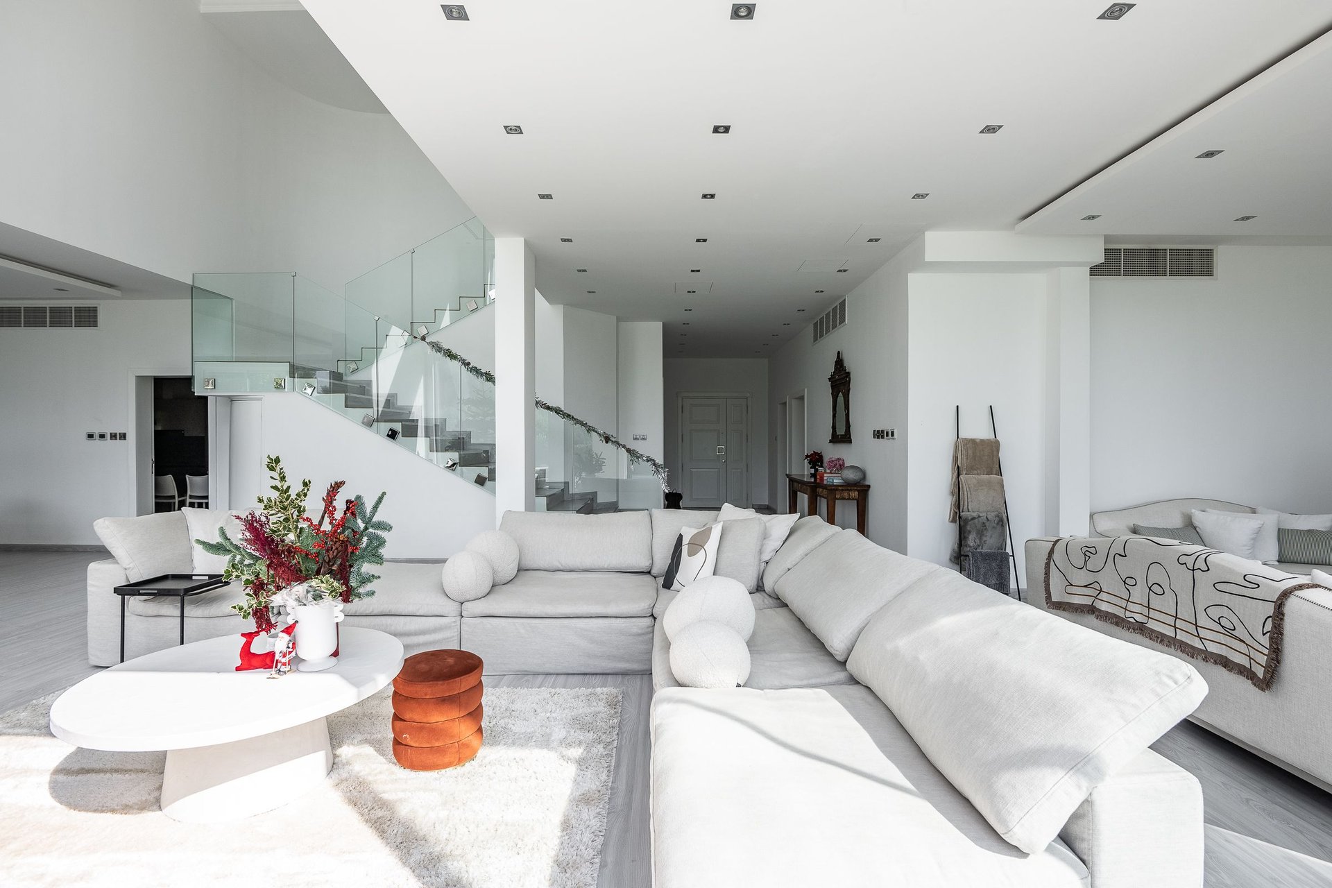 Upgraded and Extended Luxury Villa in Jumeirah Islands, picture 1