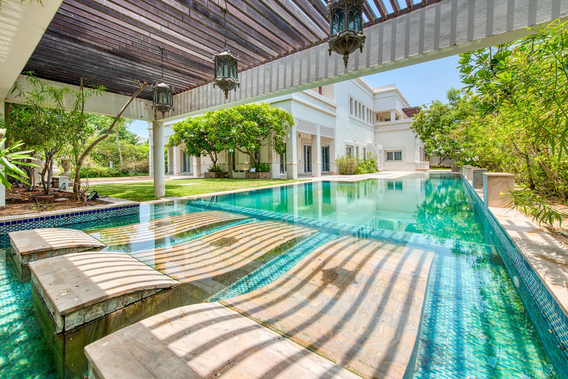 Well priced, recently renovated luxury villa in Emirates Hills, picture 1