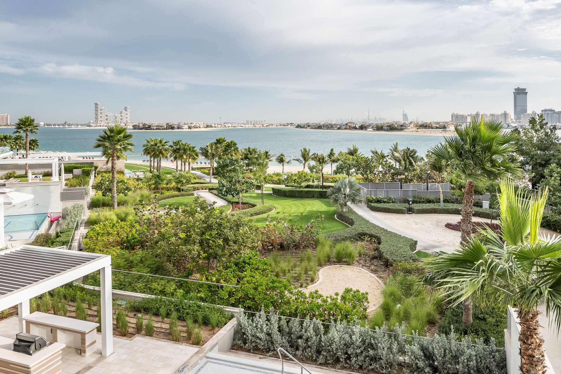 Ultra Private and Designer-styled Sea View Apartment on Palm Jumeirah, picture 1