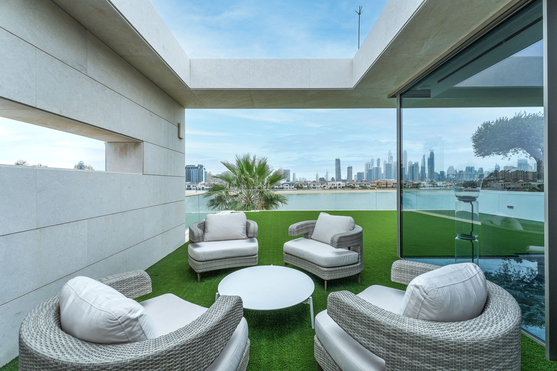 Exquisite custom-built villa with roof deck on Palm Jumeirah, picture 1