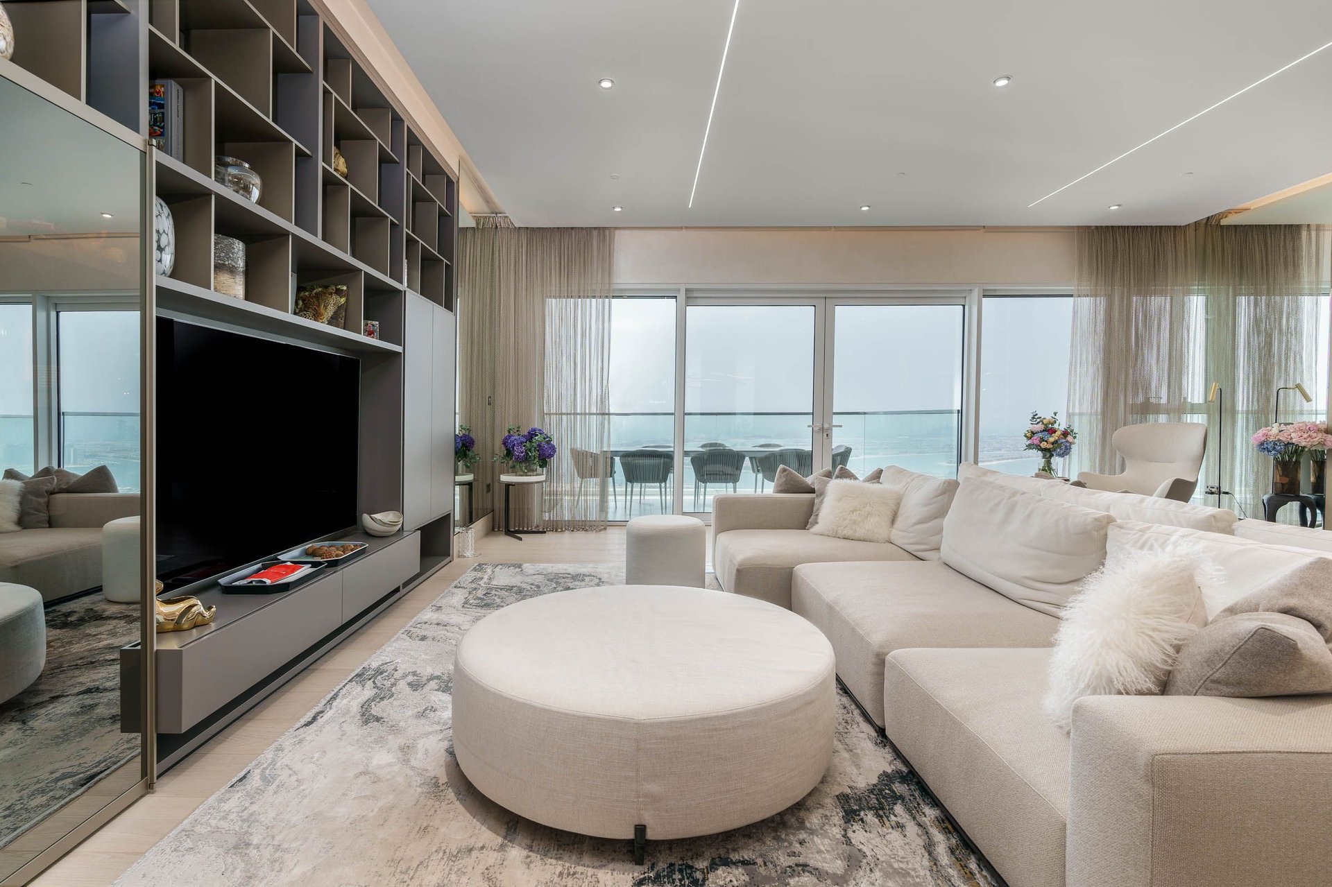 Upgraded contemporary apartment on the beachfront, picture 1