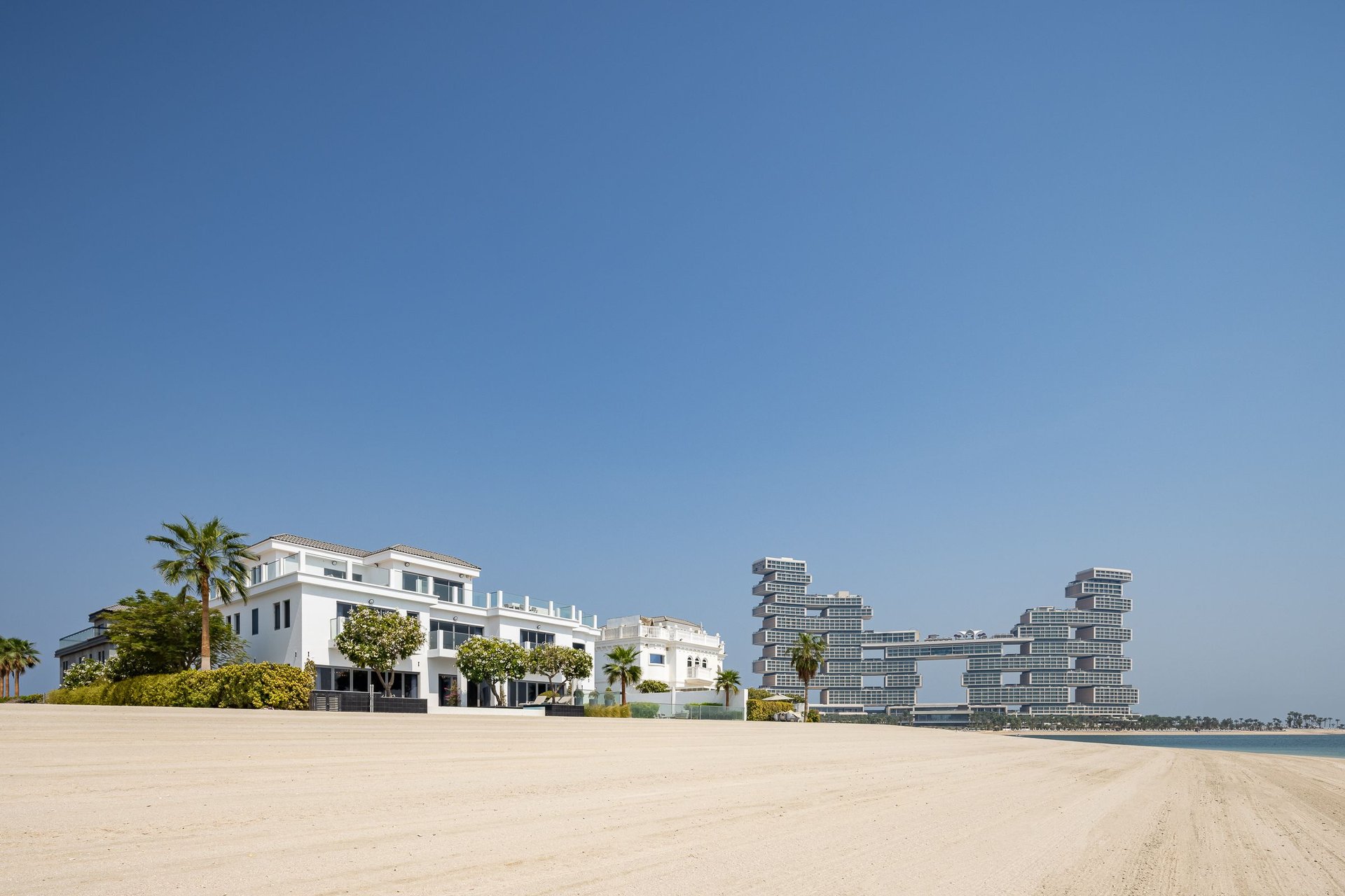 Breathtaking luxury villa on Palm Jumeirah Frond Tip, picture 1