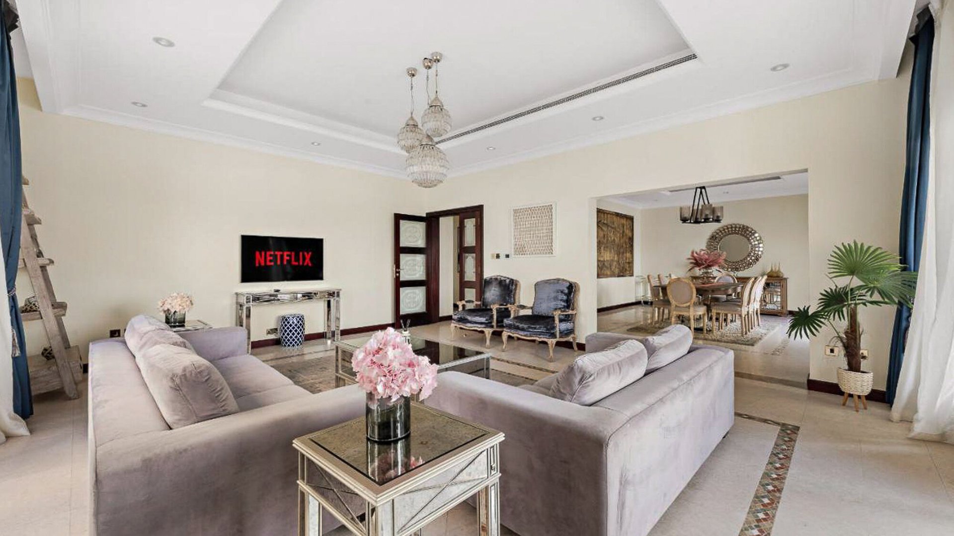 Luxurious villa in Palm Jumeirah with beachfront view, picture 1