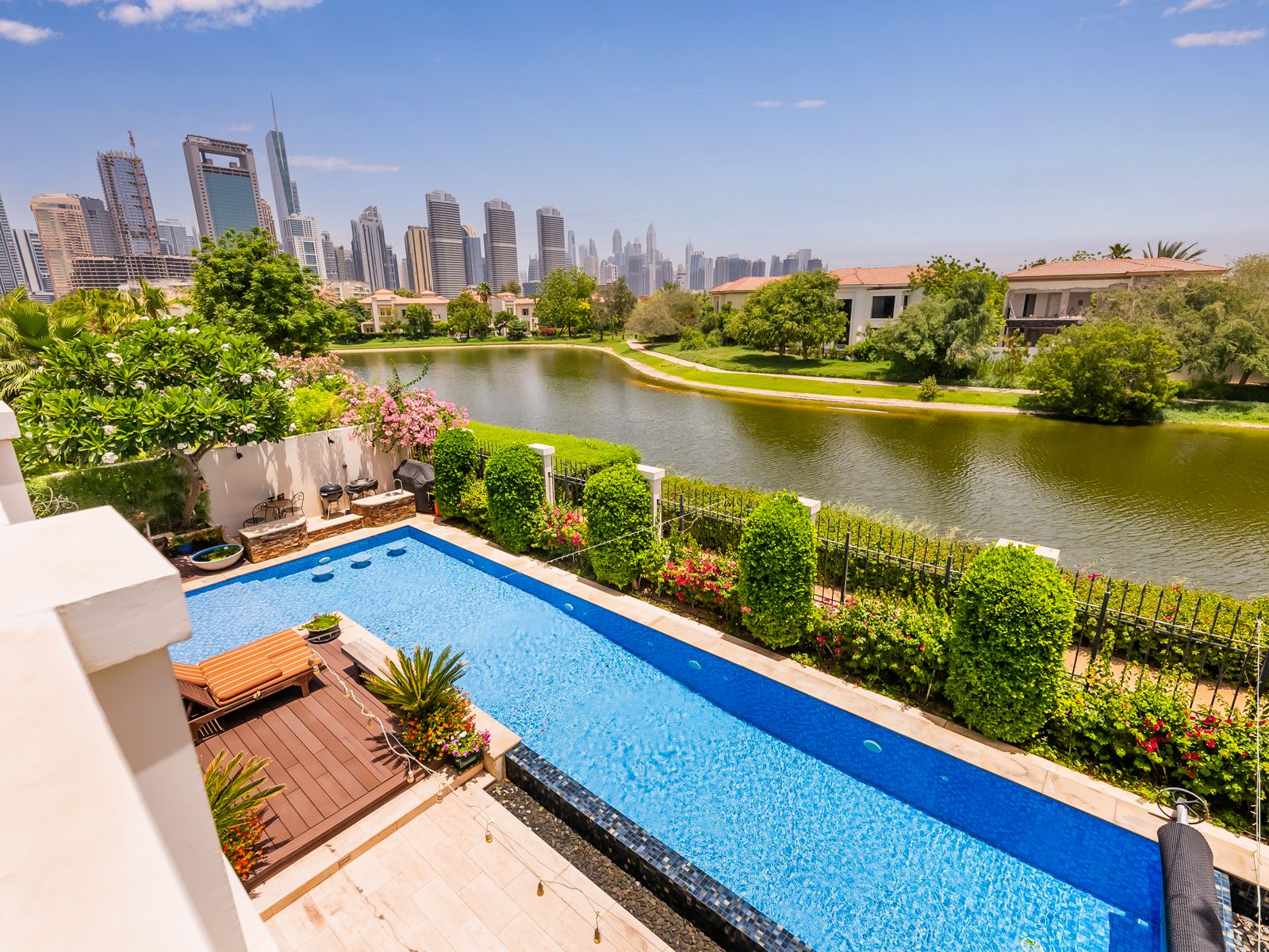 Exclusive Lakefront Villa in Jumeirah Park, picture 1