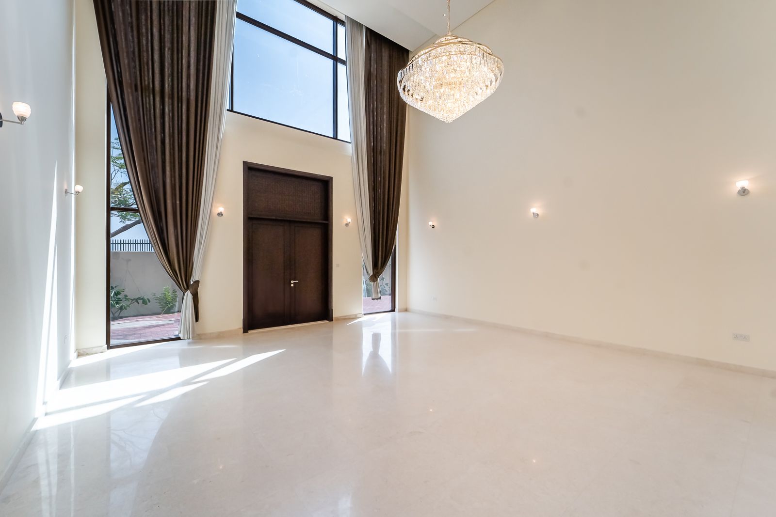Luxurious | Premium Location | Unfurnished, picture 1