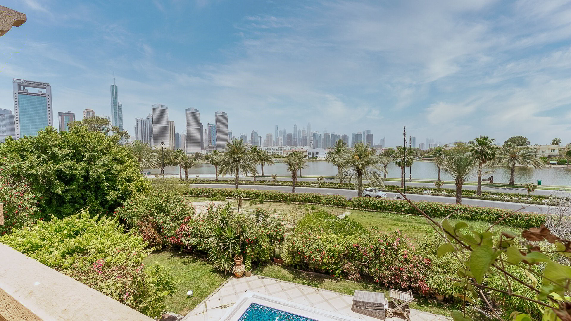 Spacious villa in Jumeirah Islands with lake view, picture 1