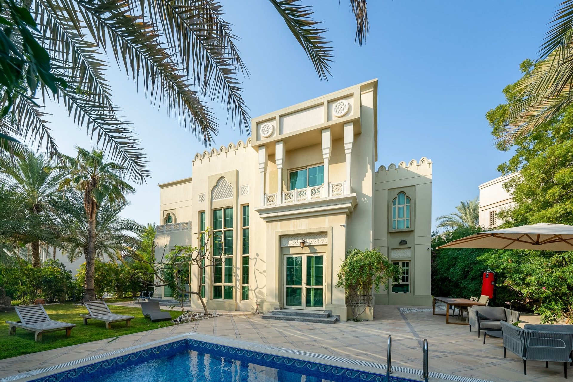 Corner Plot | Private Pool | Partly Renovated, picture 1