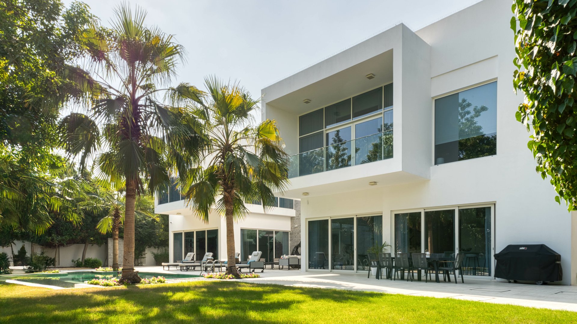 Corner villa in Al Barari with private pool and garden, picture 1