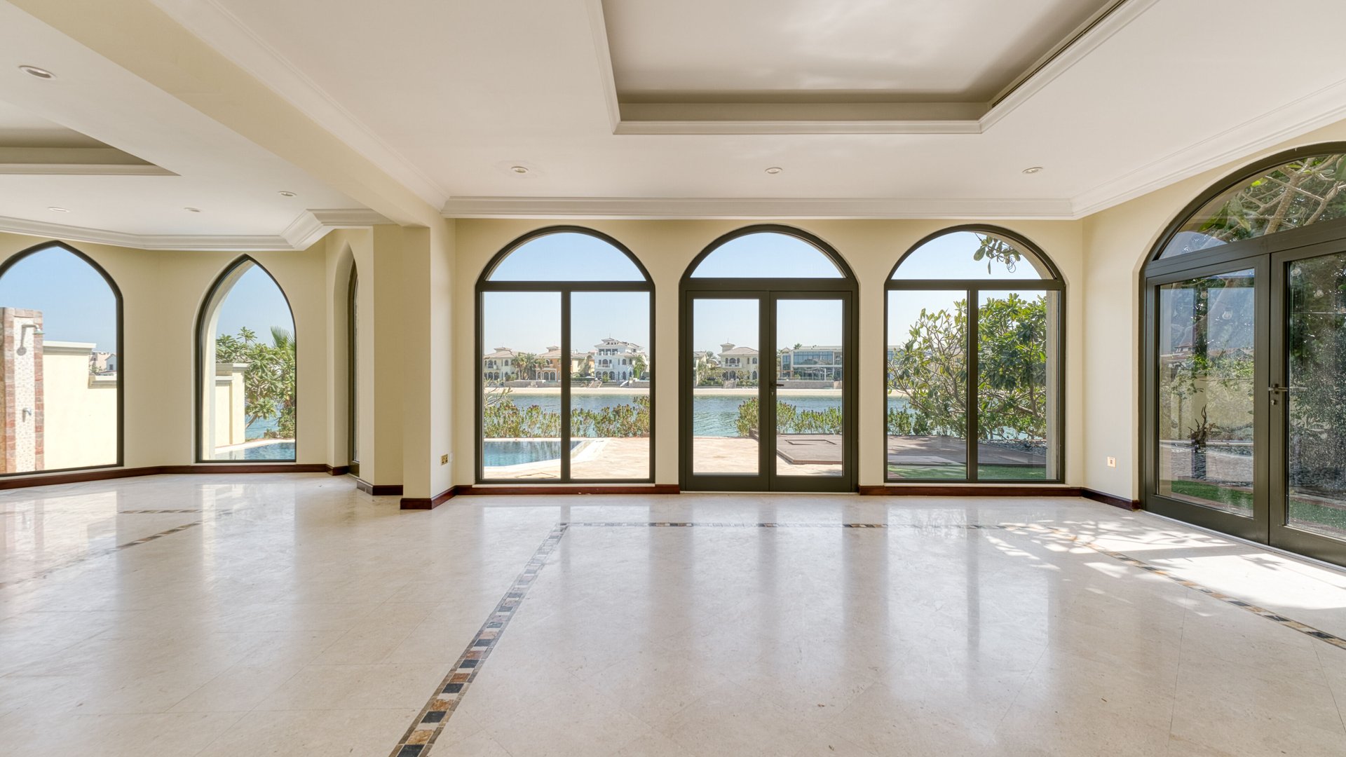 Stunning villa in Palm Jumeirah with atrium entry, picture 1