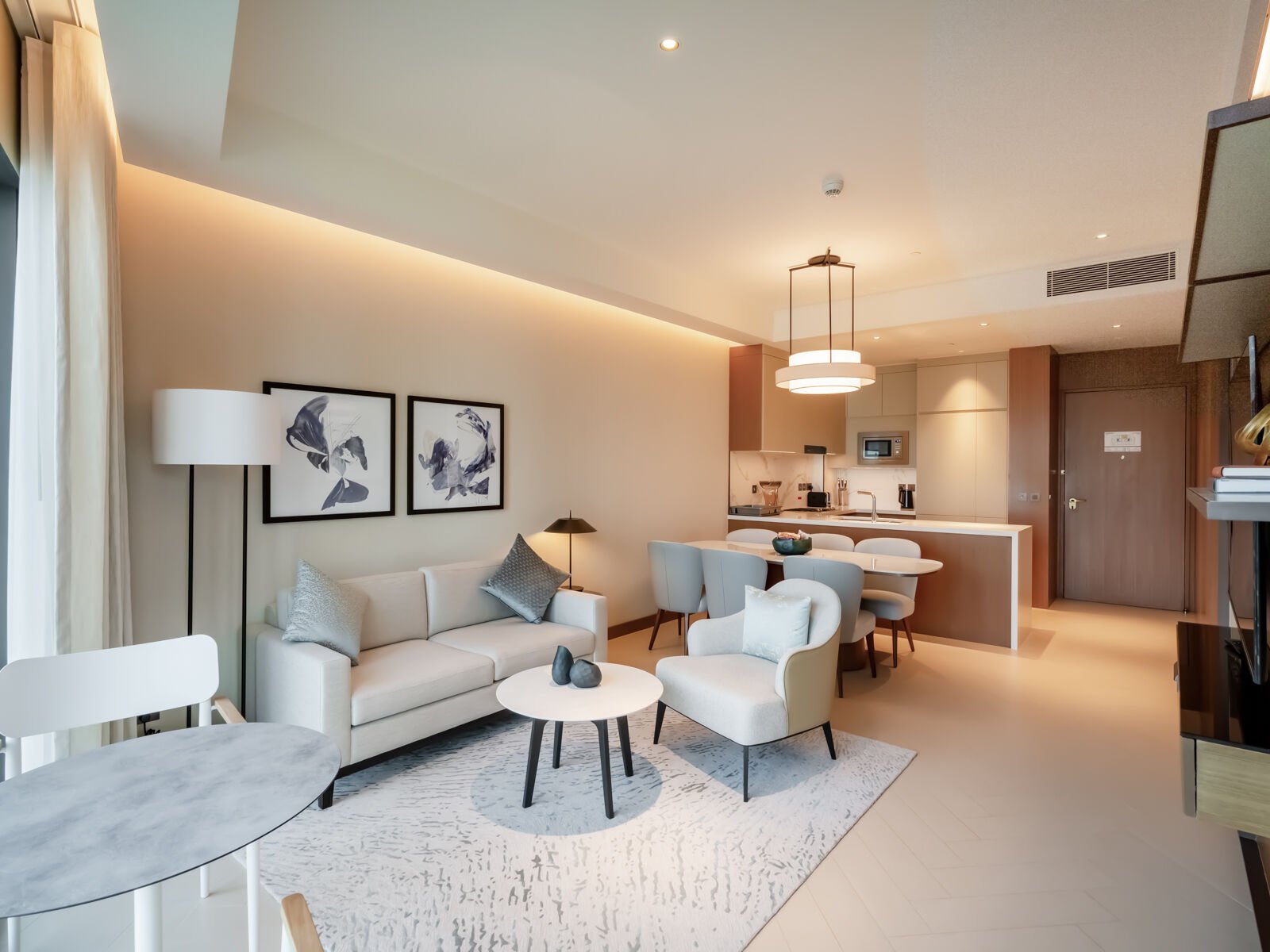 High Floor Luxury 2-Bedroom | Downtown Elegance, picture 1