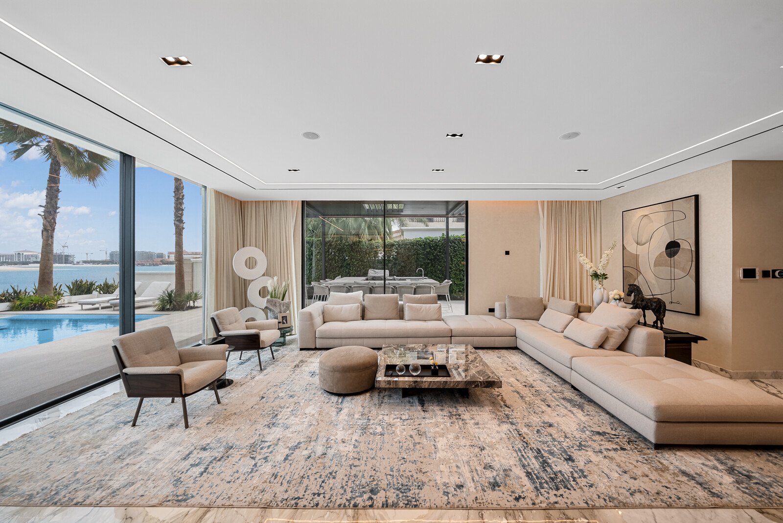 Extraordinary Fully Renovated Turnkey Beach Villa, picture 1