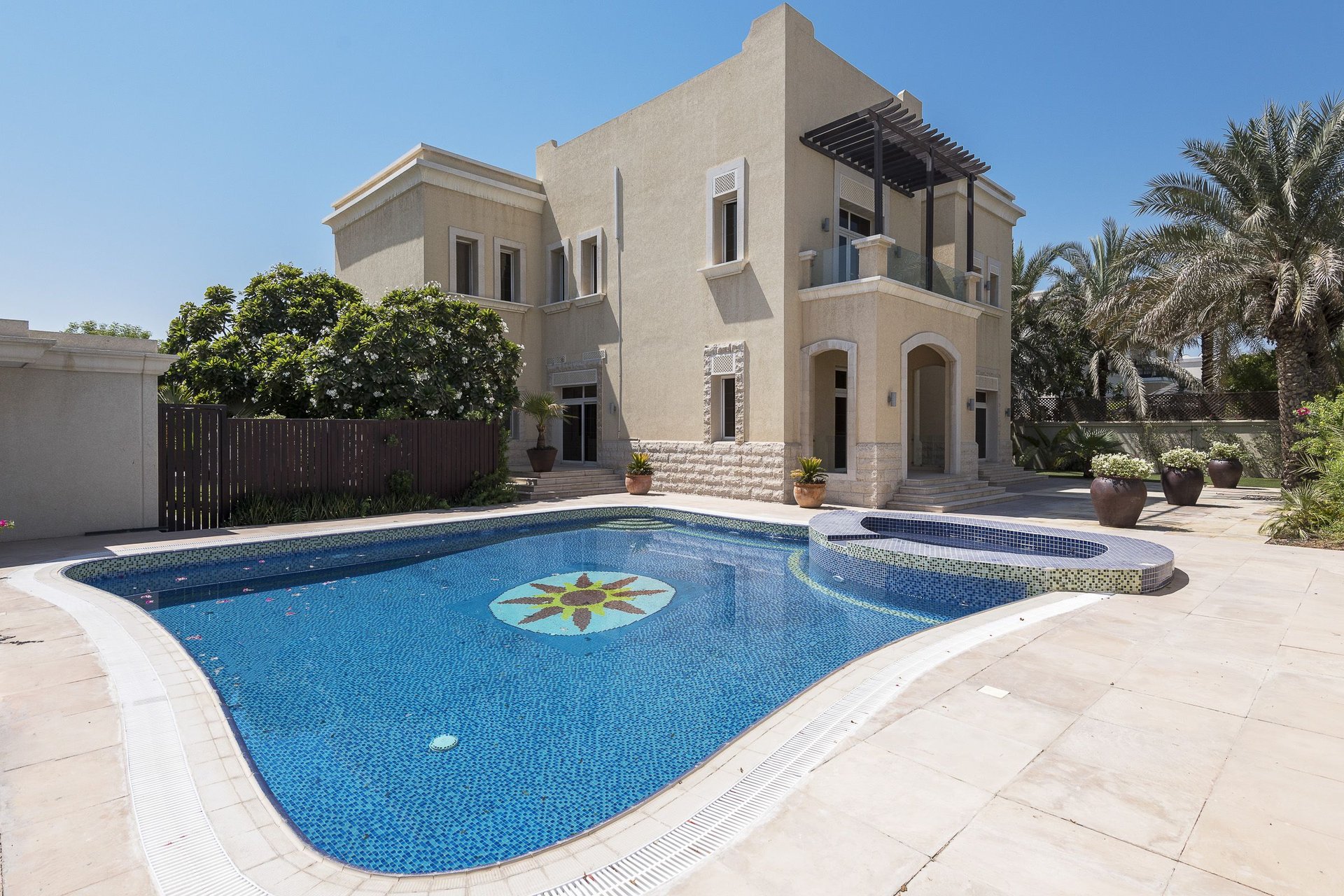 Luxurious 5 BR Villa Sector E Emirates Hills, picture 1
