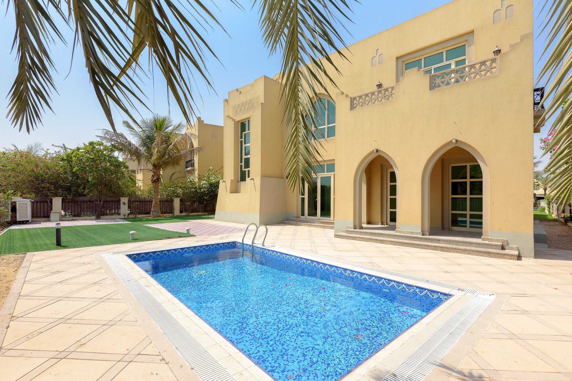 Luxury villa with pool in Jumeirah Islands, picture 1