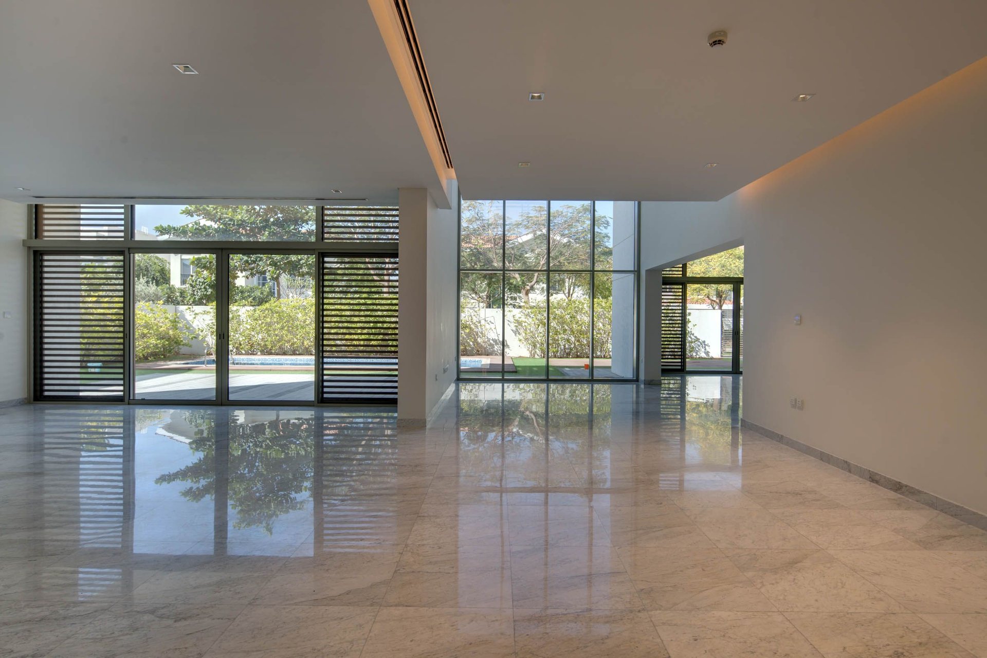 Contemporary Style 5 Bedroom Villa, picture 1