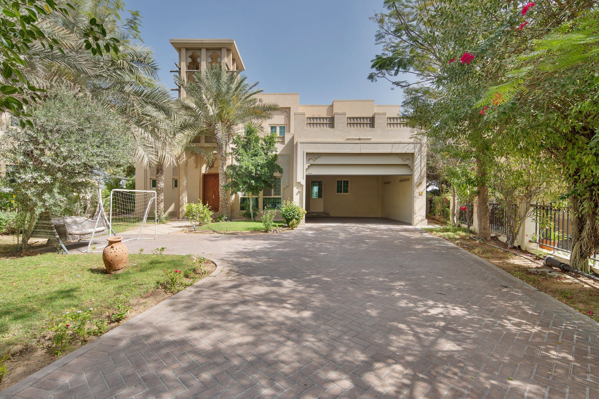 Elevated lake view villa in Jumeirah Islands, picture 1