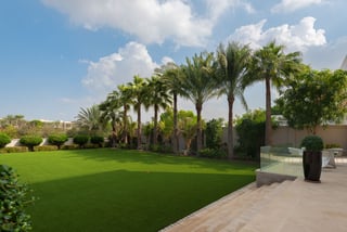 Golf Course Luxury Villa with Skyline Views in Emirates Hills, picture 1
