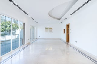 Upgraded and Vacant Luxury Legacy Villa in Jumeirah Park, picture 1