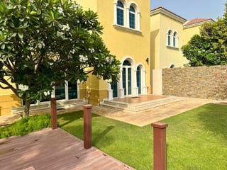 Unique Landscaping | immaculate Condition Villa, picture 3