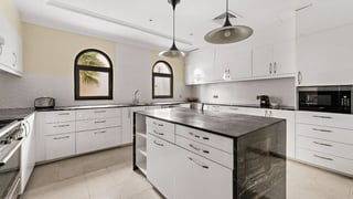 Luxurious villa in Palm Jumeirah with beachfront view, picture 3