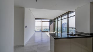 Luxury Living| Stunning Waterfront view| Top Floor, picture 3