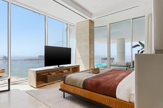 ** Elegant Beachfront Living | Bluewaters View **, picture 3