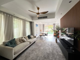 Fully Upgraded | Furnished | Landscaped., picture 3