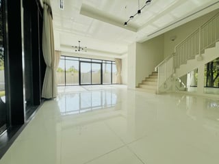 Exclusive Single-Row | Vacant | Private Living, picture 4