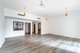 Vacant | Semi Upgraded | Prime Location., picture 3