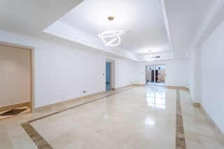 Fully Renovated | Triplex | Exceptional Space, picture 3
