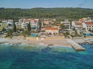 Fascinating beachfront villa with swimming pool and pier on, picture 3