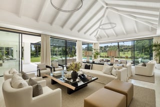 An awe-inspiring frontline golf villa brand new in Marbella, picture 3