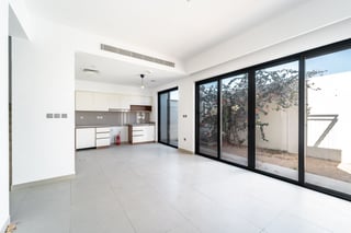 Vacant 4 BR | Bright Corner Townhouse..., picture 3