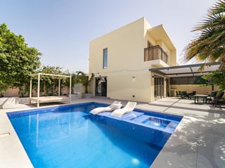 EXCLUSIVE . A Must-See Four Bedroom Upgraded TH in Camelia w, picture 3