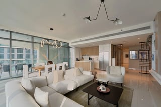 3-bedroom upgraded apartment in Beach Vista, Dubai Harbour, picture 3