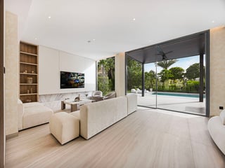 Luxury 5BR Renovated Villa | Private Pool & Park Views, picture 3