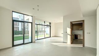Elevated position villa in Al Furjan with landscaped garden, picture 4