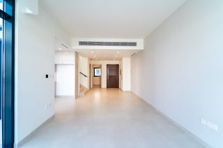 Corner Unit l Vacant Now l Near amenities, picture 4