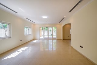 Tranquil Jumeirah Park Villa with Private Garden, picture 3