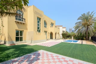 Luxury villa with pool in Jumeirah Islands, picture 1