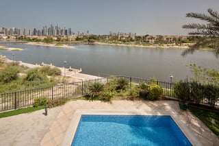 Elevated lake view villa in Jumeirah Islands, picture 1