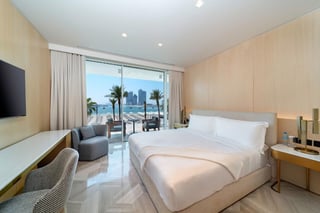 Luxury beachfront villa in five-star Palm Jumeirah residence, picture 1