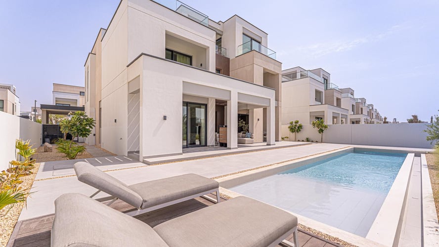 Exclusive and upgraded villa in Arabian Ranches with pool, picture 1