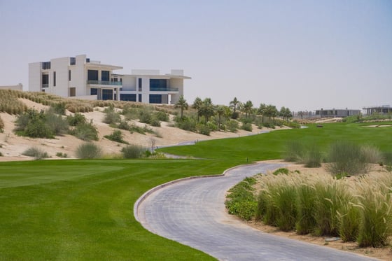 Can foreigners buy land in Dubai?