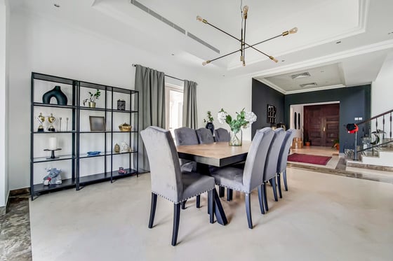 Stunning Luxury Villa with Lake and Skyline Views, picture 1