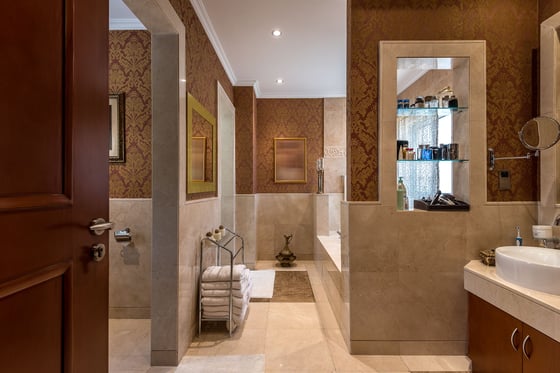 Beautifully Upgraded Corner Plot Mansion Villa in Emirates Hills, picture 10