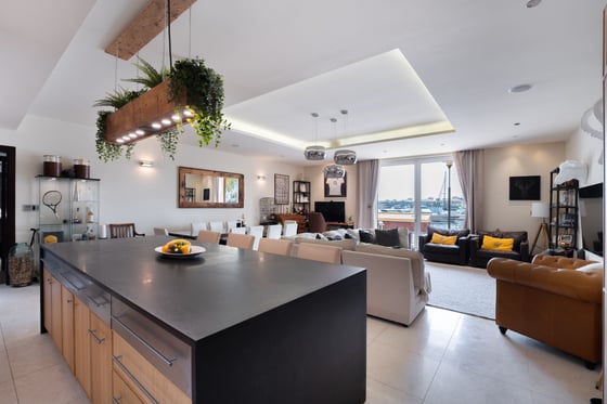 Sea View Luxury Apartment at Tiara Residences, picture 1